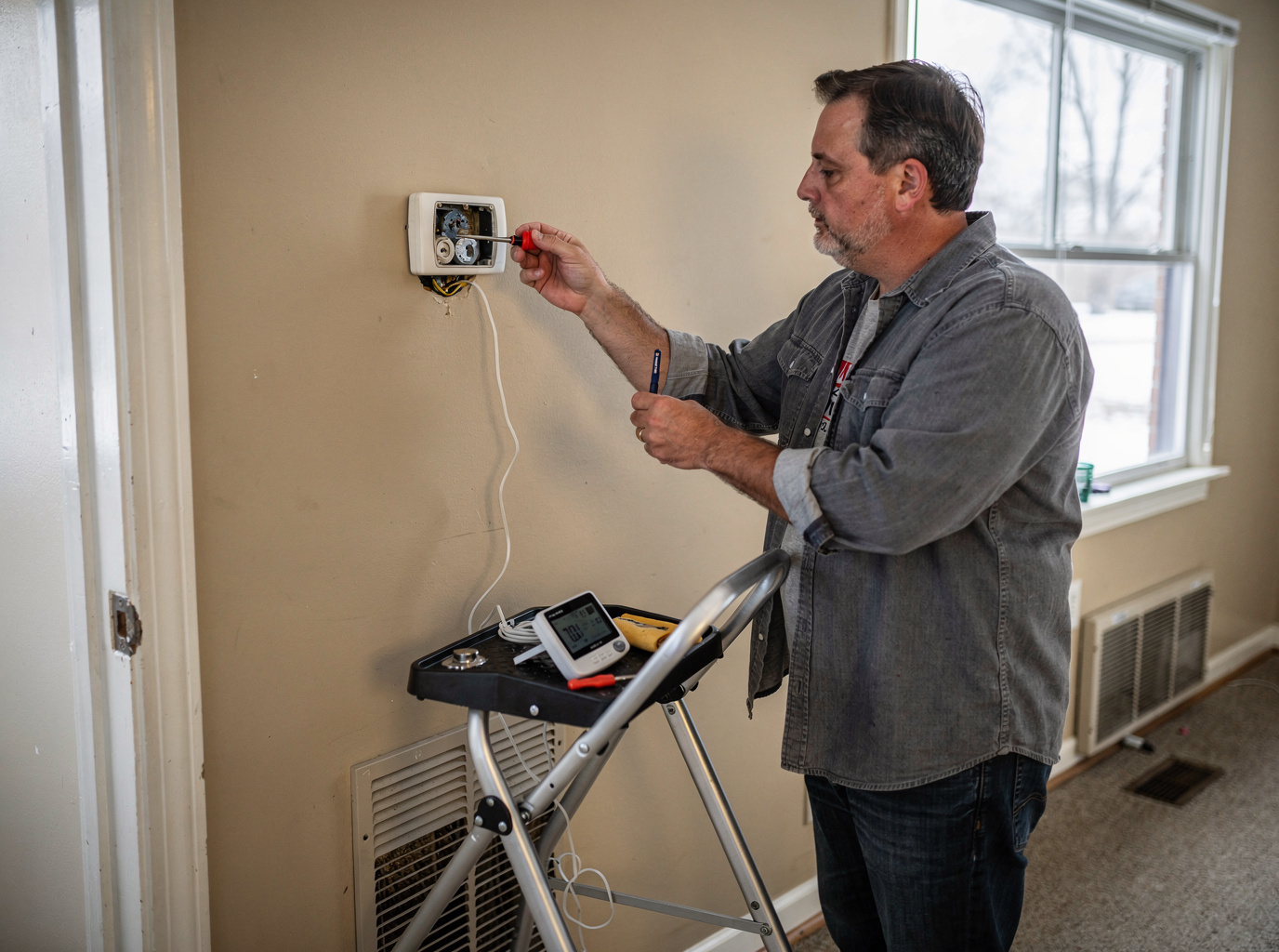 How to Replace a Furnace Thermostat in Muncie Homes